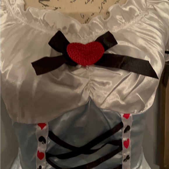 Halloween Queen of hearts women’s costume - Picture 4 of 15
